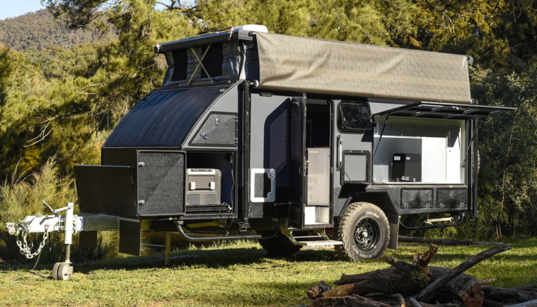 blue-tongue-xh15-hybrid-caravan-camped