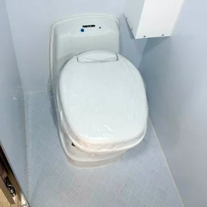 Fully enclosed shower and toilet room